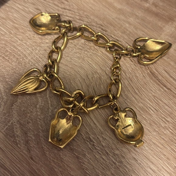 Vintage Trifari bracelet and earring set wine jugs or perfume bottles? - Picture 10 of 10